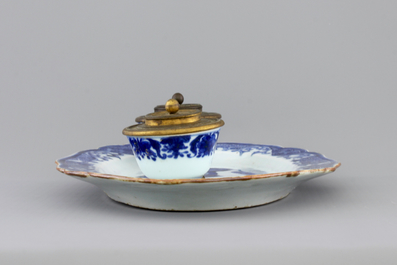 A Chinese blue and white oval dish with two cups mounted as an inkstand, 18th C.