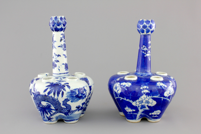 Two Chinese blue and white garlic neck tulip vases, 19th C.