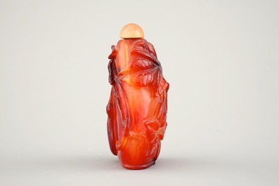 An attractive Chinese carved agate snuff bottle, 19/20th C.