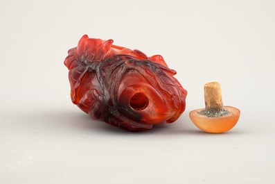 An attractive Chinese carved agate snuff bottle, 19/20th C.