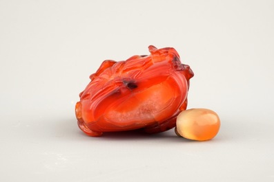 An attractive Chinese carved agate snuff bottle, 19/20th C.