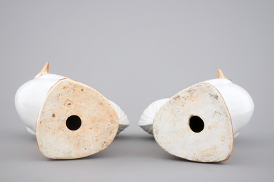 A pair of Chinese porcelain models of cockerels, 19th C.