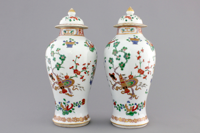 A pair of armorial porcelain vases with cover, Samson, 19th C.