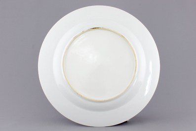 A Chinese blue and white porcelain plate after Cornelis Pronk: "Dames au parasol", 18th C.