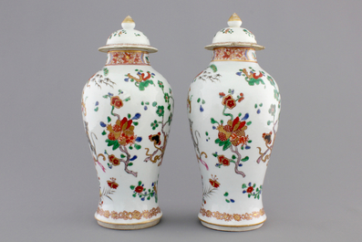 A pair of armorial porcelain vases with cover, Samson, 19th C.