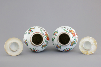 A pair of armorial porcelain vases with cover, Samson, 19th C.
