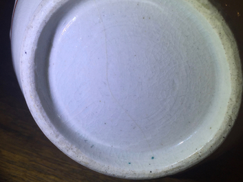 Een polychrome Japans porseleinen Kutani Kendi, 17e eeuw
