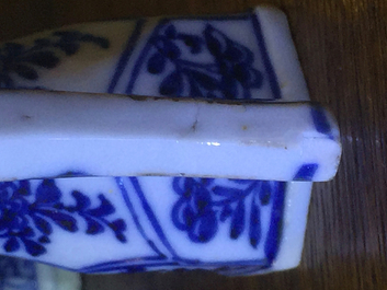 Une verseuse en porcelaine de Chine bleu et blanc pour le march&eacute; islamique, Kangxi, ca. 1700