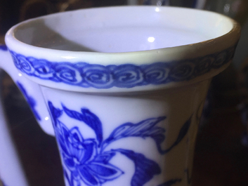 Une grande verseuse et son couvercle en porcelaine de Chine bleu et blanc, Kangxi, ca. 1700