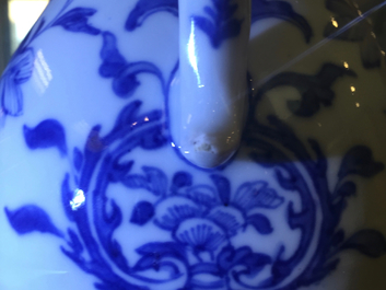 Une grande verseuse et son couvercle en porcelaine de Chine bleu et blanc, Kangxi, ca. 1700