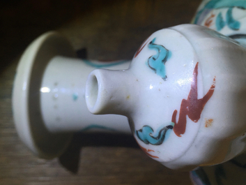 Een polychrome Japans porseleinen Kutani Kendi, 17e eeuw