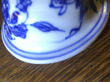 Une grande verseuse et son couvercle en porcelaine de Chine bleu et blanc, Kangxi, ca. 1700