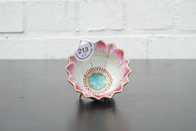 Une tasse et soucoupe en porcelaine de Chine famille rose de forme lotus, &eacute;poque Yongzheng, 1722-1735