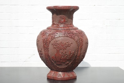 Un grand vase en lacque de Chine, marque dor&eacute; de Qianlong, 18&egrave;me