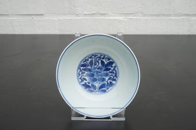 Un bol en porcelaine de Chine bleu et blanc au d&eacute;cor floral, 19/20&egrave;me