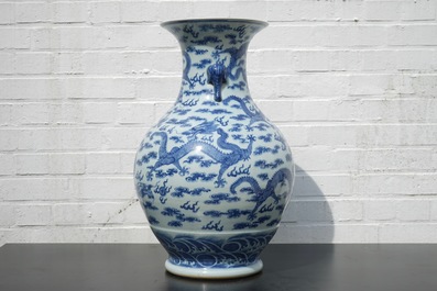 Een blauw-witte Chinese vaas met decor van draken en olifanten als handvaten, 19/20e eeuw