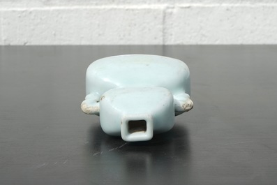 A small pale celadon-glazed vase, 18/19th C.