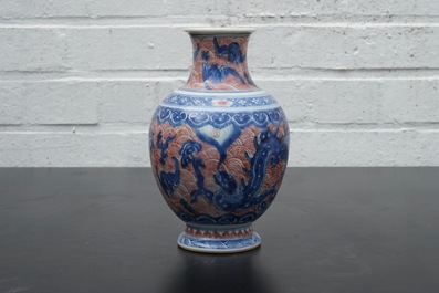 Een Chinees porseleinen drakenvaas in blauw en onderglazuur rood, 19e eeuw