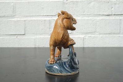 Een Chinees biscuit porseleinen figuur van een kylin, Qianlong, 18e eeuw