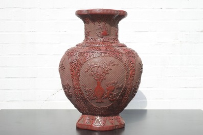 Un grand vase en lacque de Chine, marque dor&eacute; de Qianlong, 18&egrave;me