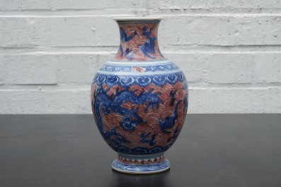 Een Chinees porseleinen drakenvaas in blauw en onderglazuur rood, 19e eeuw