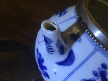 Une th&eacute;i&egrave;re en porcelaine de Chine avec une monture en argent, &eacute;poque Kangxi, ca. 1700