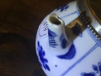 Une th&eacute;i&egrave;re en porcelaine de Chine avec une monture en argent, &eacute;poque Kangxi, ca. 1700