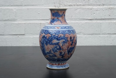 Een Chinees porseleinen drakenvaas in blauw en onderglazuur rood, 19e eeuw