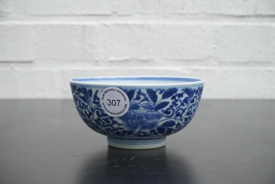 Un bol en porcelaine de Chine bleu et blanc au d&eacute;cor floral, 19/20&egrave;me