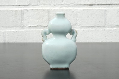 A small pale celadon-glazed vase, 18/19th C.