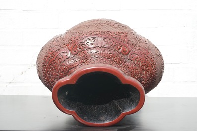 Un grand vase en lacque de Chine, marque dor&eacute; de Qianlong, 18&egrave;me