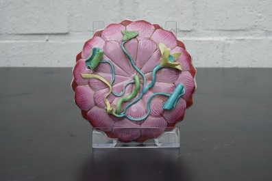 Une tasse et soucoupe en porcelaine de Chine famille rose de forme lotus, &eacute;poque Yongzheng, 1722-1735