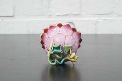 Une tasse et soucoupe en porcelaine de Chine famille rose de forme lotus, &eacute;poque Yongzheng, 1722-1735