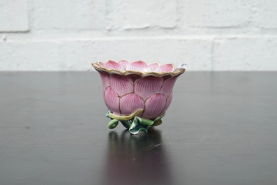 Une tasse et soucoupe en porcelaine de Chine famille rose de forme lotus, &eacute;poque Yongzheng, 1722-1735