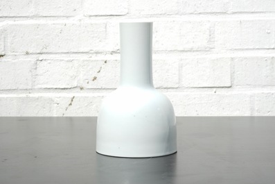 A Chinese white monochrome Dehua blanc de Chine mallet-shaped vase, Kangxi mark, 18/19th C.