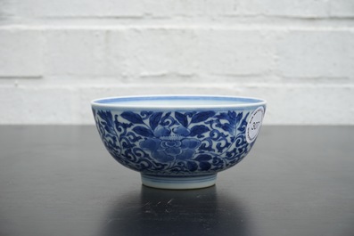 Un bol en porcelaine de Chine bleu et blanc au d&eacute;cor floral, 19/20&egrave;me
