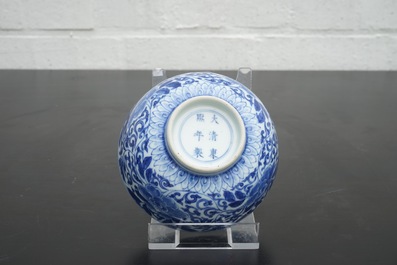 Un bol en porcelaine de Chine bleu et blanc au d&eacute;cor floral, 19/20&egrave;me