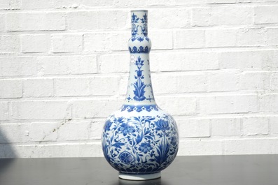 Un vase bouteille en porcelaine de Chine bleu et blanc au d&eacute;cor floral, &eacute;poque Transition, 17&egrave;me