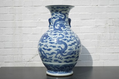 Een blauw-witte Chinese vaas met decor van draken en olifanten als handvaten, 19/20e eeuw