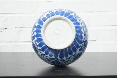 Un vase bouteille en porcelaine de Chine bleu et blanc au d&eacute;cor floral, &eacute;poque Transition, 17&egrave;me
