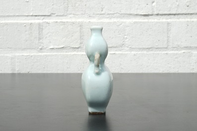 A small pale celadon-glazed vase, 18/19th C.