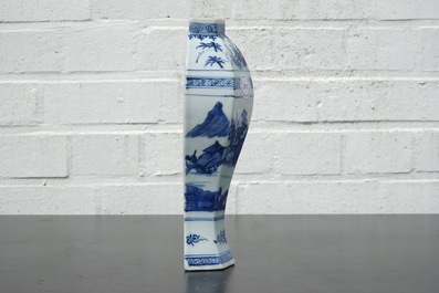 Un vase murale en porcelaine de Chine bleu et blanc, Qianlong, 18&egrave;me