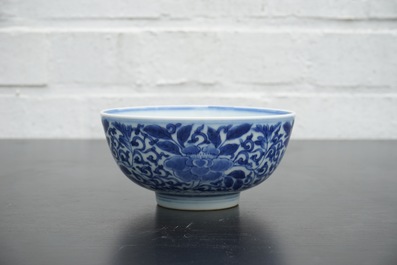 Un bol en porcelaine de Chine bleu et blanc au d&eacute;cor floral, 19/20&egrave;me
