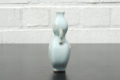 A small pale celadon-glazed vase, 18/19th C.
