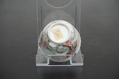 Une tasse et soucoupe au d&eacute;cor famille rose raffin&eacute;, &eacute;poque Yongzheng, 1722-1735