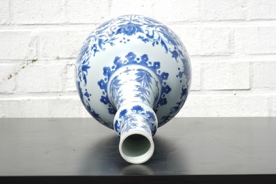 Un vase bouteille en porcelaine de Chine bleu et blanc au d&eacute;cor floral, &eacute;poque Transition, 17&egrave;me