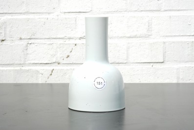 A Chinese white monochrome Dehua blanc de Chine mallet-shaped vase, Kangxi mark, 18/19th C.