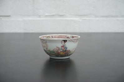 Une tasse et soucoupe au d&eacute;cor famille rose raffin&eacute;, &eacute;poque Yongzheng, 1722-1735
