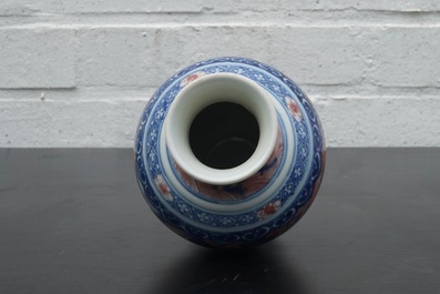 Een Chinees porseleinen drakenvaas in blauw en onderglazuur rood, 19e eeuw