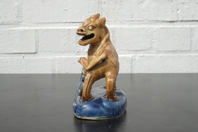 Een Chinees biscuit porseleinen figuur van een kylin, Qianlong, 18e eeuw